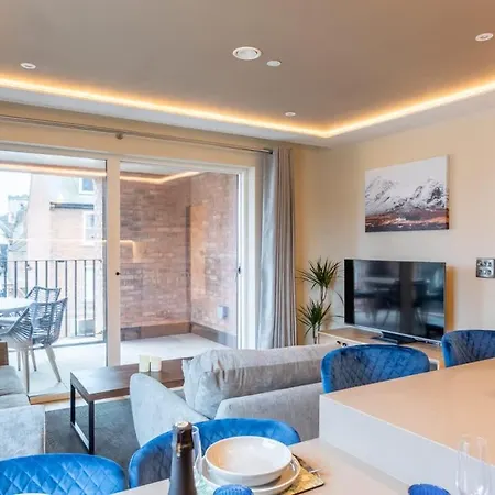 Luxury 2 Bedroom With Private Parking شقة *