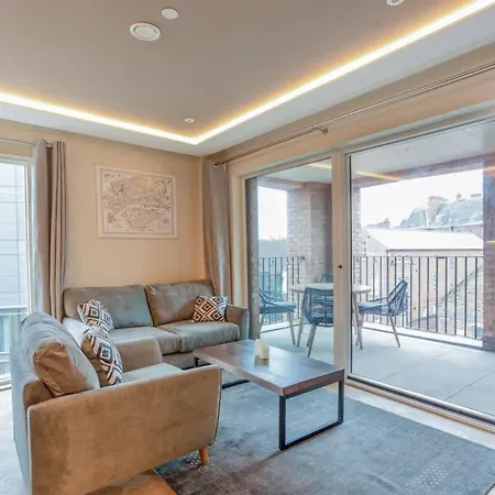 Luxury 2 Bedroom With Private Parking *