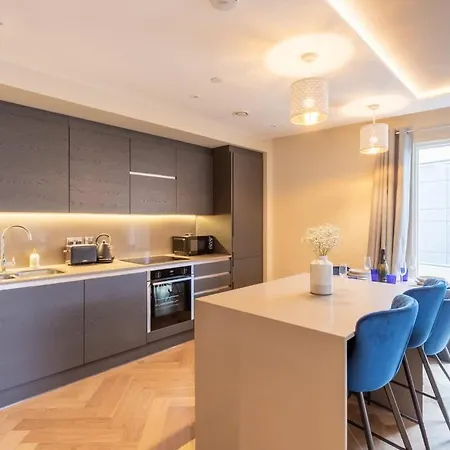 Luxury 2 Bedroom With Private Parking * يورك