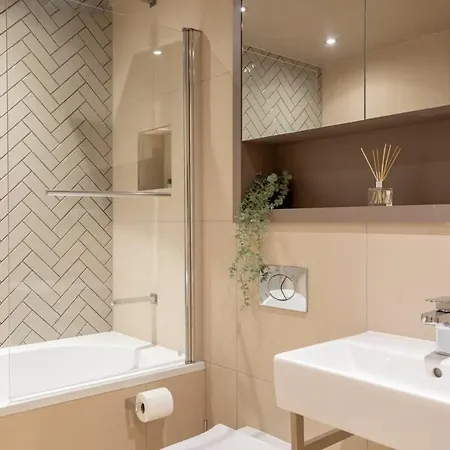 Luxury 2 Bedroom With Private Parking