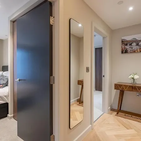 Luxury 2 Bedroom With Private Parking *