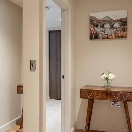 Апартаменты Luxury 2 Bedroom With Private Parking Йорк