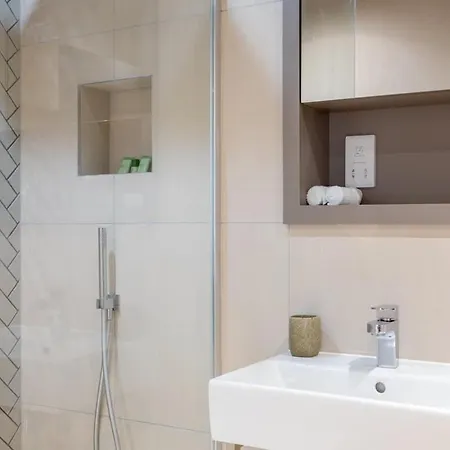 Luxury 2 Bedroom With Private Parking Йорк