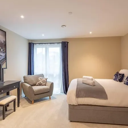 Luxury 2 Bedroom With Private Parking *