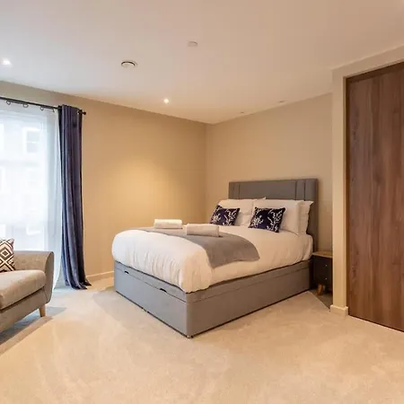 Luxury 2 Bedroom With Private Parking
