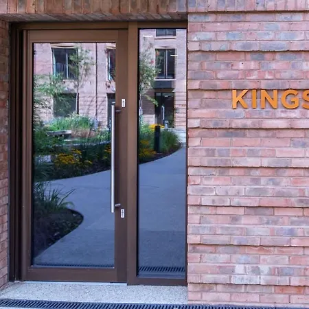 Luxury 2 Bedroom With Private Parking *