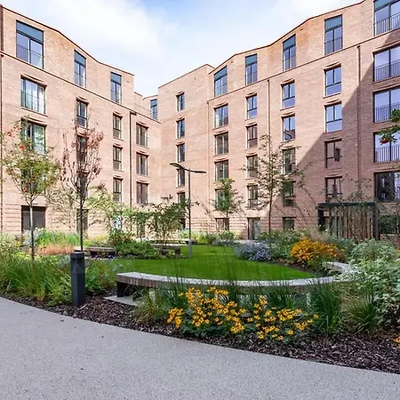 Luxury 2 Bedroom With Private Parking